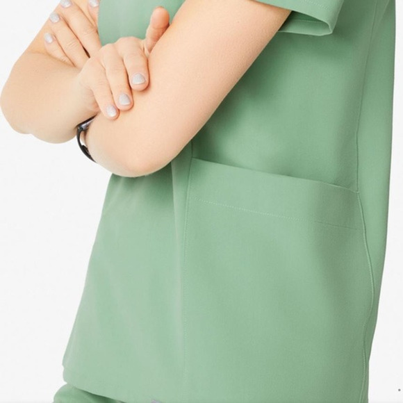 FIGS Katsina Side Pockets V-Neck Short Sleeve Scrub Top Jade Green Small - Picture 4 of 14